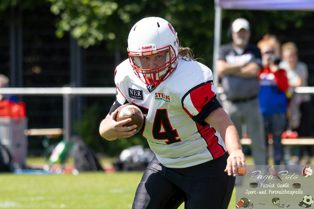 GFLW 1: German Football League Women 1: Rodgau Pioneers Ladies - Stuttgart Scorpions Sisters, 07.06.2026 | Christina Utzinger (Stuttgart Scorpions Sisters #74) läuft den Ball, Freisteller, Portrait / Porträt, Rodgau Pioneers Ladies - Stuttgart Scorpions Sisters, Rodgau, Maingau-Energie-Stadion "Am Weichsee", 7.6.2026 - Realisiert mit Pictrs.com