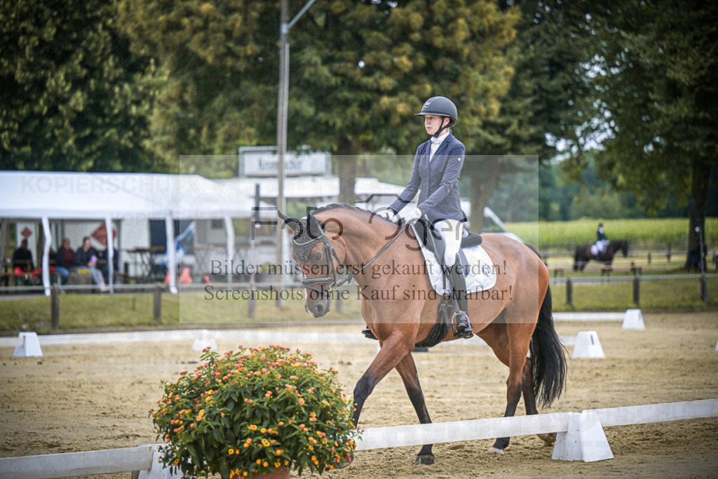 DOS_3654 | Entdecke hochwertige Reitturnierfotos von Foto Oger. Professionell, emotional und authentisch – jetzt Lieblingsmomente im Shop bestellen.Deutschlandweite Turnierfotografie. - Realisiert mit Pictrs.com
