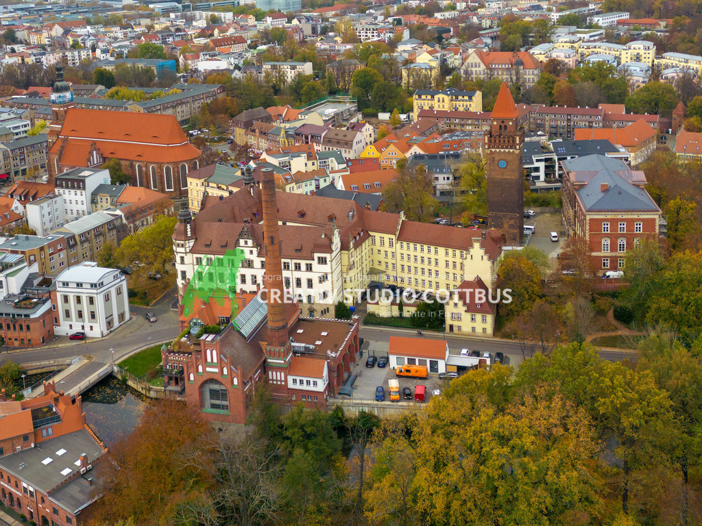 Elektrizitätswerk Cottbus und Gerichtsturm | Das Elektrizitätswerk in Cottbus mit dem Cottbuser Landgericht, Gerichtsturm und links mit der St. Nikolai Oberkirche - Realisiert mit Pictrs.com