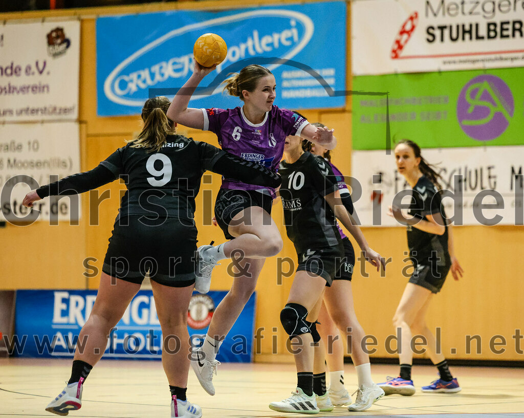 2024-02-10_031_SpVgg_Altenerding_gegen_SVA_Palzing | Erding, Deutschland, 10.02.2024:
Handball, Bezirksoberliga Frauen Altbayern 2023 / 2024, 14. Spieltag, SpVgg Altenerding gegen SVA Palzing, Endergebnis: 27:28

Franka Straubinger (SVA Palzing, #9), Marlene Mittermeier (SpVgg Altenerding, #6), Veronika Wöhrl (SVA Palzing, #10)

Foto: Christian Riedel / fotografie-riedel.net