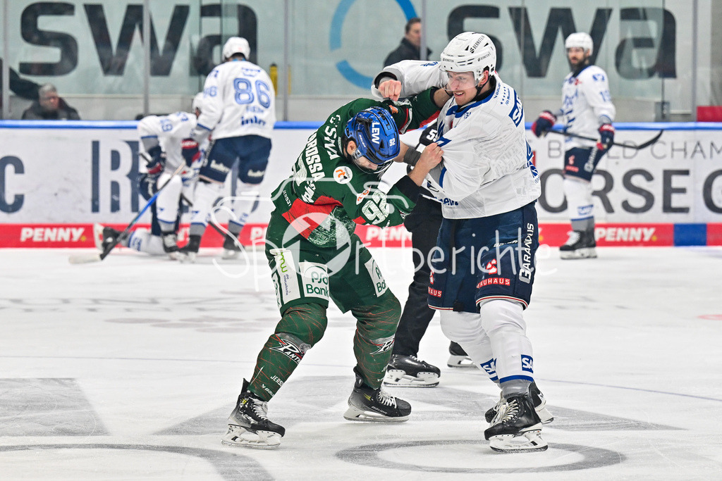 Augsburger Panther - Adler Mannheim | AUGSBURG, GERMANY - 28. DECEMBER: im Bild der Faustkampf zwischen Joseph CRAMAROSSA (Augsburger Panther 92) und Dan RENOUF (Adler Mannheim 4) / Kampf / Fight / Kämpfen / Schlägerei während dem Match zwischen den Augsburger Panthern und den Adler Mannehim am 33. Spieltag der Penny DEL im Curt Frenzel Stadion