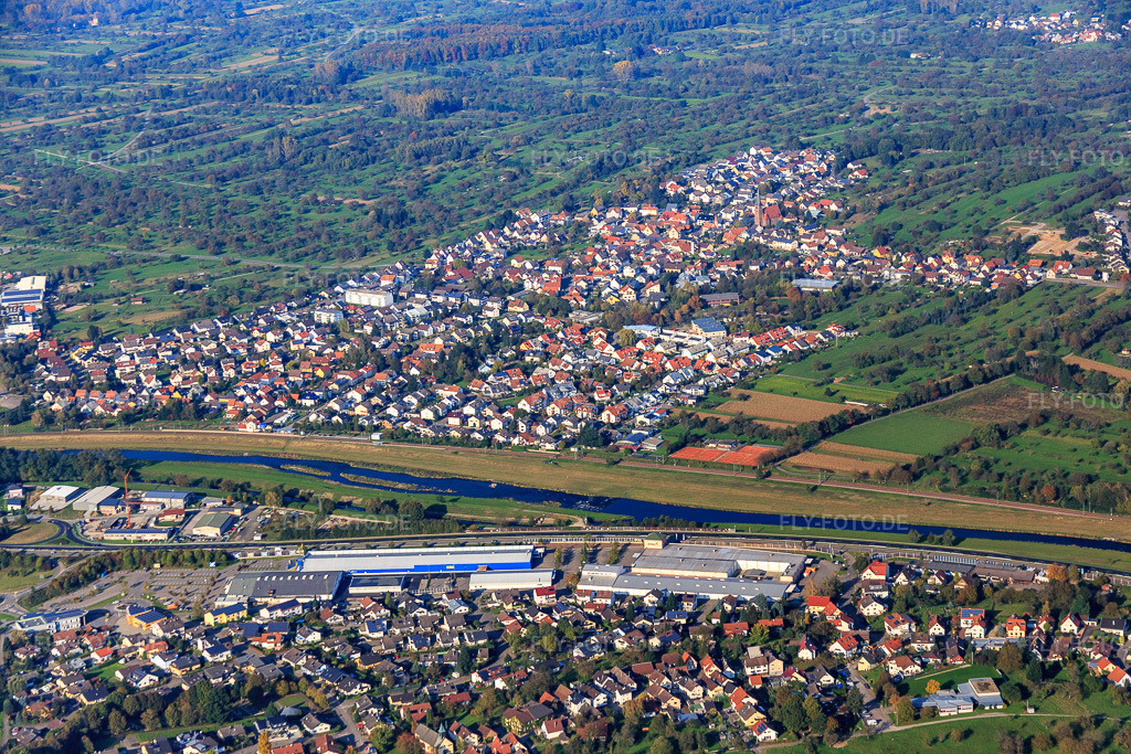 Luftbild: Ortsansicht beidseits der Murg von Südosten mit Möbel AS Handels GmbH in Bischweier im Bundesland Baden-Württemberg in Deutschland. – Foto: IMG_075303.jpg vom 26.10.2014 durch Werner Riehm/FLY-FOTO.de – Auflösung des Originals: 5472 x 3648 px – Instagram