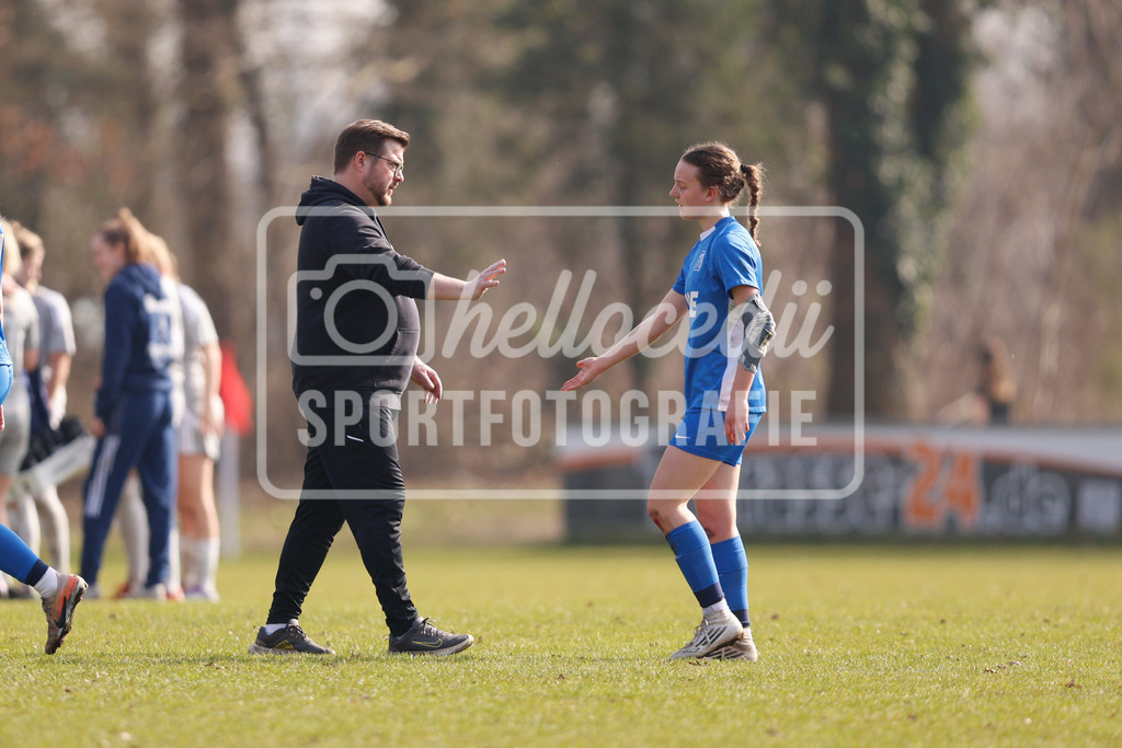 Fußball I Frauen I Saison 2025-2026 I Oberliga Niedersachsen I 15. Spieltag I SV Meppen 1912 e.v. U20 2 - BW Hollage -80 | Ralf Spanier (Trainer, SV Meppen 1912 e.v.) Klatsch bei Hanna Burkert (3, SV Meppen 1912 e.v.) zum Endstand ab. - Realisiert mit Pictrs.com