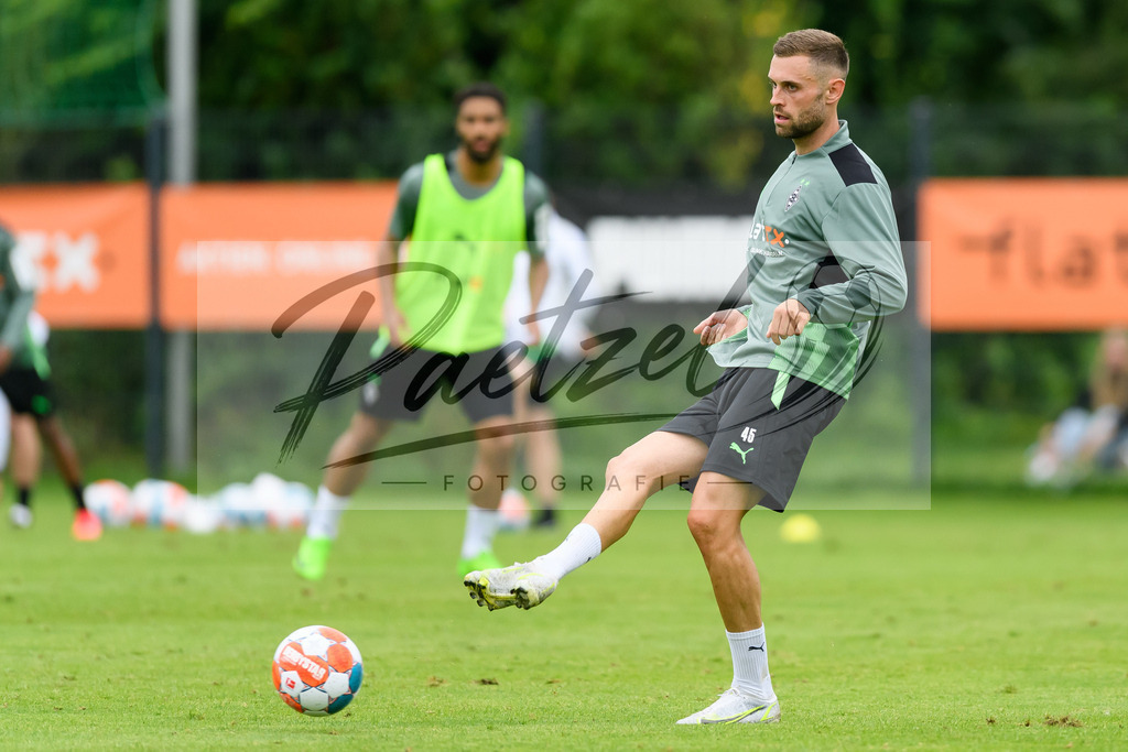 TRABMG20210719_113 | Fussball, Herren: Michel Lieder (Borussia Moenchengladbach) in Aktion, am Ball, Einzelaktion beim Training von Borussia Moenchengladbach waehrend des Trainingslagers auf dem Trainingsplatz am Hotel Klosterpforte am 19.07.2021 in Harsewinkel, Deutschland. - Realisiert mit Pictrs.com