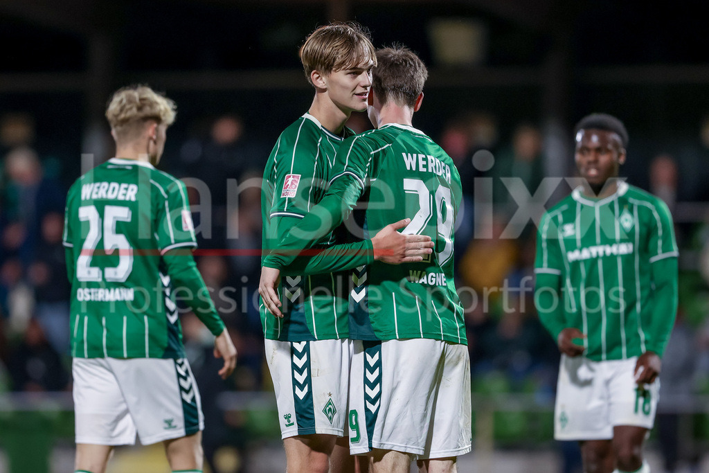 Fussball, Regionalliga Nord, SV Werder Bremen II - VfB Lübeck | v.li.: Mats Heitmann (SV Werder Bremen II, 3) und Paul Levi Wagner (SV Werder Bremen II, 29) mit Jubel über den Sieg, Freude über das gewonnene Spiel