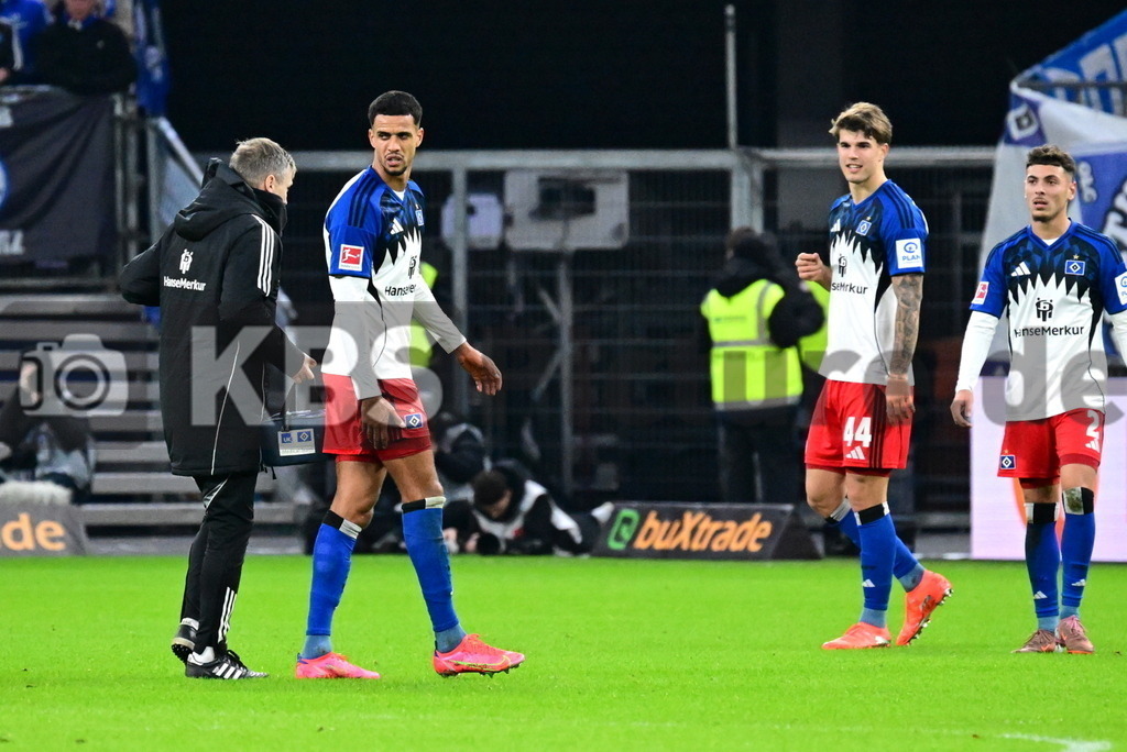 KBS Picture_HSV-Stuttgart_014 | Glatzel Robert (HSV) muss verletzt den Platz verlassen ,Sportplatz :  Volksparkstadion, - Realisiert mit Pictrs.com