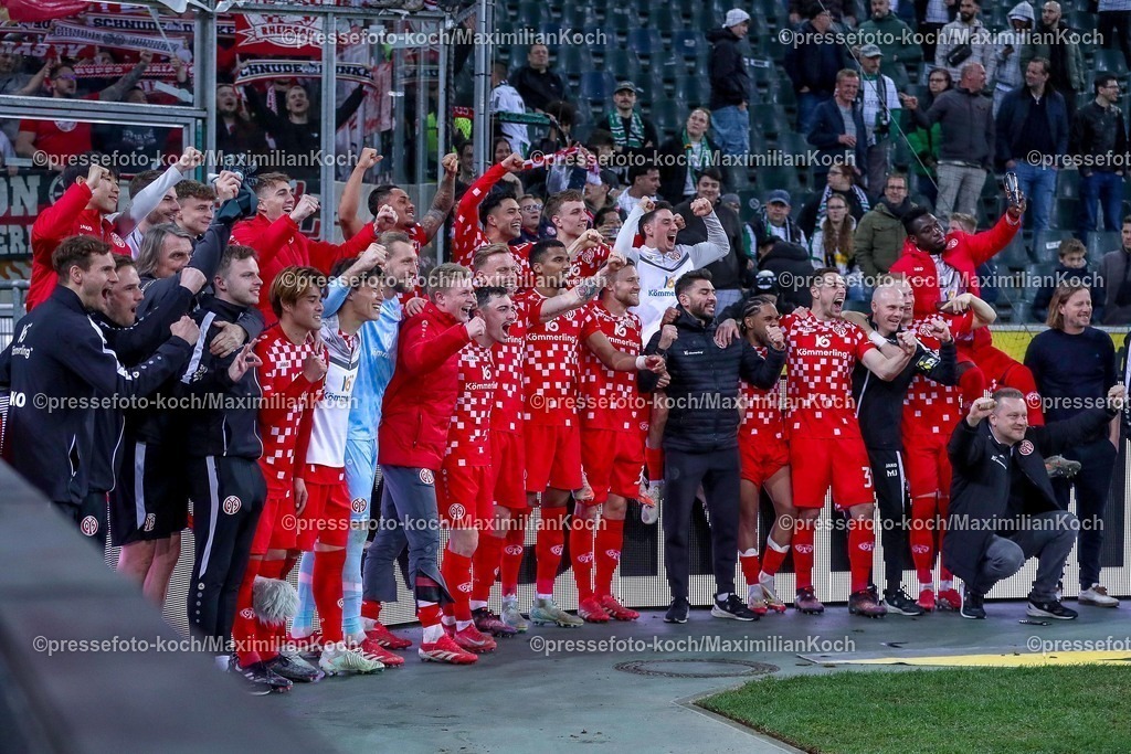 BMG07032501118 | 07.03.2025, Fußball, Borussia Mönchengladbach - 1.FSV Mainz 05, 1. Fußball Bundesliga, Borussia-Park, Saison 2024 2025: Torjubel nach dem 3:1 Sieg. Die Mainzer Mannschaft steht jubelnd auf dem Spielfeld und feiert den Erfolg gegen Mönchengladbach. Gruppenbild MannschaftsbildDFB regulations prohibit any use of photographs as image sequences and or quasi-video.