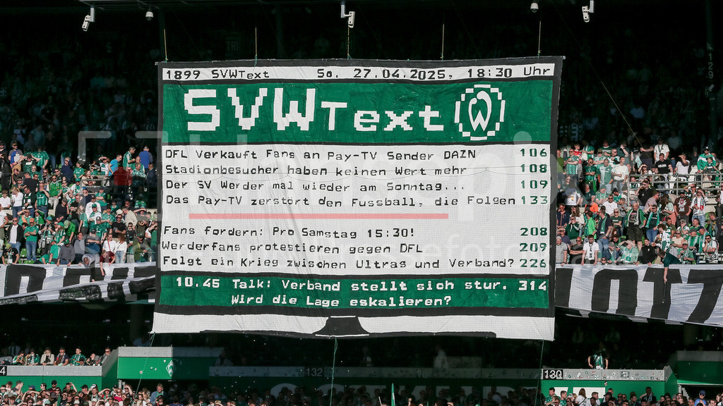 Fussball, Bundesliga, SV Werder Bremen - FC St. Pauli | Die Fans des SV Werder Bremen zeigen ein Transparent, das wie ein Videotextseite gestaltet ist, um gegen die Anstosszeiten in der Bundesliga zu protestieren, demonstrieren, Videotext, originell, Spruchband, SVW Text, Protest, Anstoßzeiten, Pay-TV, DFL,, DIE DFL-RICHTLINIEN UNTERSAGEN JEGLICHE NUTZUNG VON FOTOS ALS SEQUENZBILDER UND/ODER VIDEOÄHNLICHE FOTOSTRECKEN. DFL REGULATIONS PROHIBIT ANY USE OF PHOTOGRAPHS AS IMAGE SEQUENCES AND/OR QUASI-VIDEO.