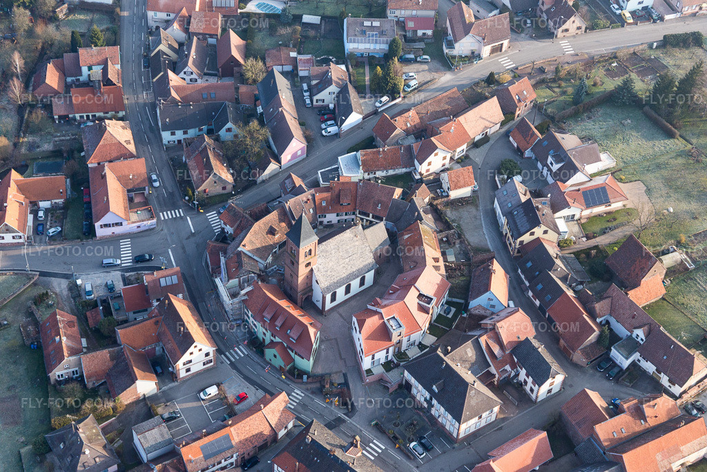 Aerial view: Lutheran-Protestant fortified church in the village center, surrounded by a ring of houses in Dossenheim-sur-Zinsel in the state Bas-Rhin, France.Photo: IMG_105334.jpg taken on 03/25/2018 by Werner Riehm/FLY-FOTO.comResolution of the original: 5472 x 3648 px