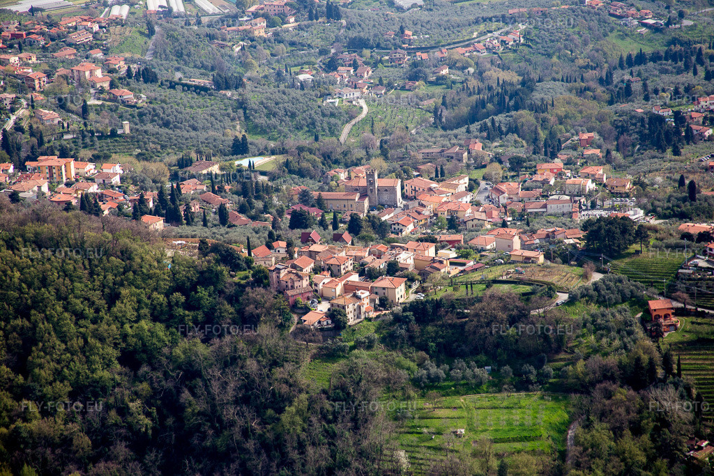 Vue aérienne: Vue de la ville à Pedona dans le département Toscane, Italie – .Photo: IMG_086956.jpg prise le 03/04/2016 par Werner Riehm/FLY-FOTO.eu – Résolution de l'original: 5472 x 3648 px