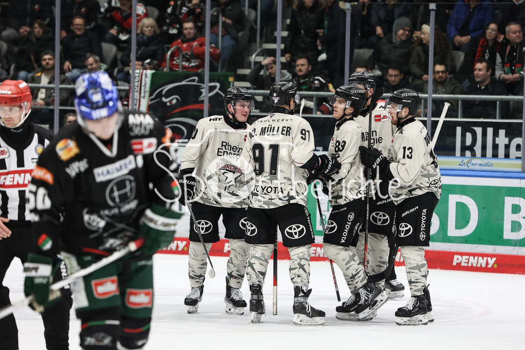 Augsburger Panther - Kölner Haie | Wieder jubeln die Gaeste / Diesmal nach dem Treffer zum 0-4 durch Gregor MacLEOD (KEC #89) / Tor / Jubel / Freude / Torschuetze
