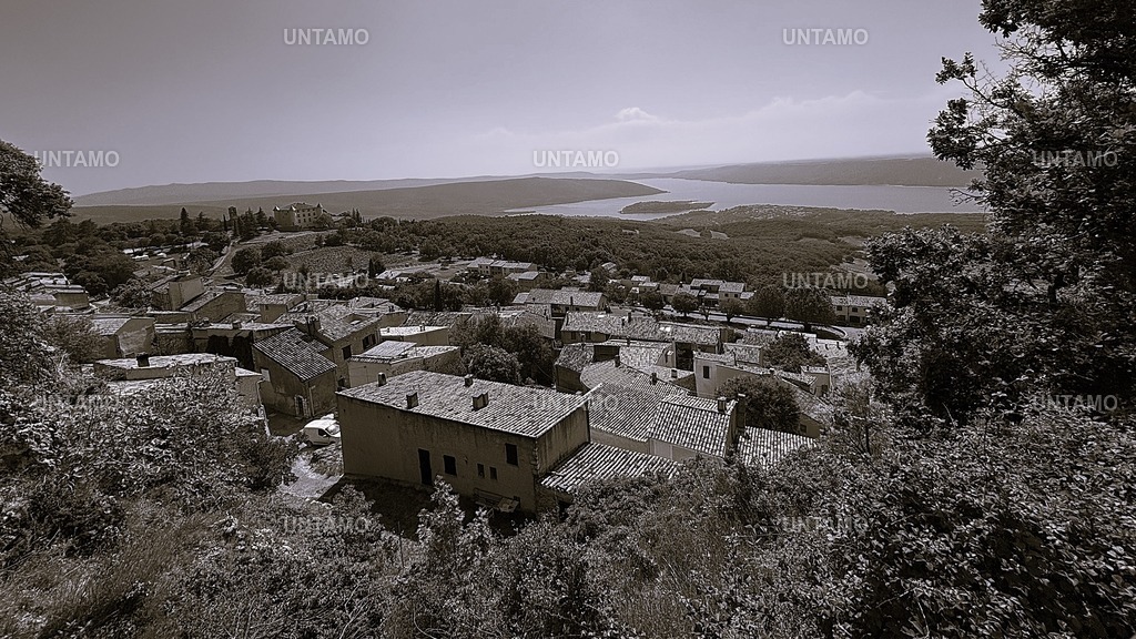 über den Dächern von AiguinesRetro | untamo - Realisiert mit Pictrs.com