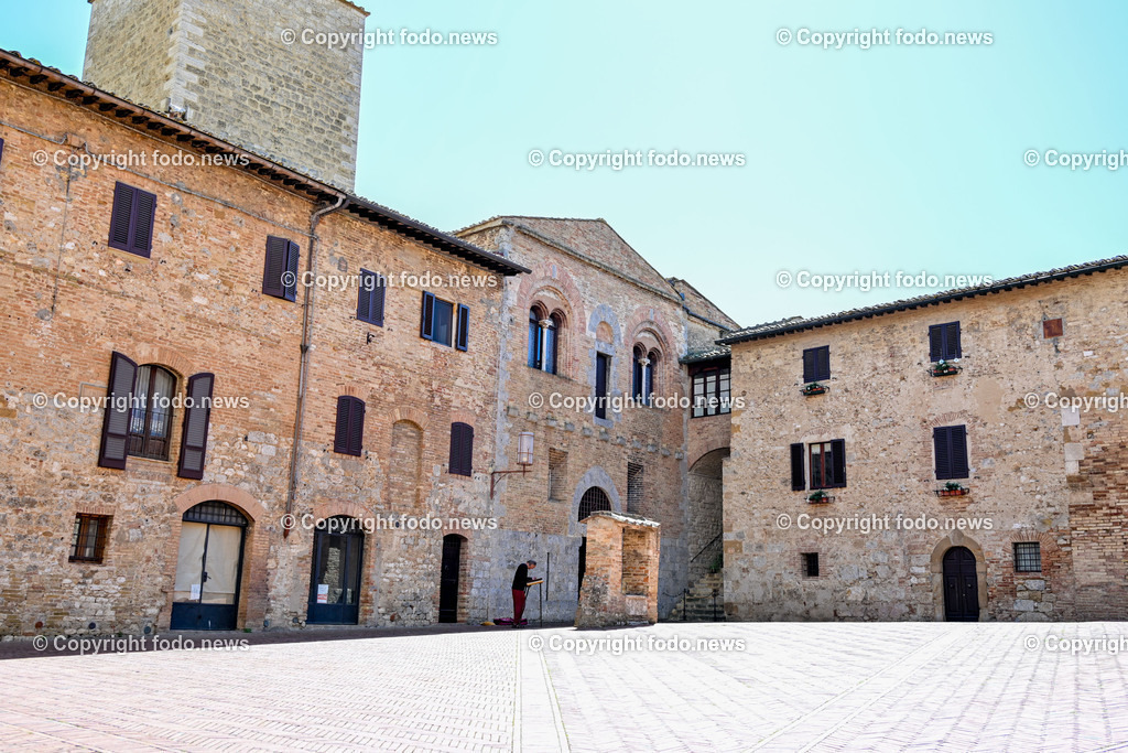 Italien_ Toskana_ San Gimignano_ 31.05.2024-45 | 31.05.2024, Italien, ITA, Toskana, San Gimignano im Bild Stadtansichten Gebäude, Architektur, Touristen, Historisch, Souvenir, Ansichten der berühmten Stadt San Gimignano in der Toskana-Italien - View of the famous town San Gimignano in Tuscany-ItalySan Gimignano ist eine italienische Kleinstadt in der Toskana mit einem mittelalterlichen Stadtkern. San Gimignano wird auch die Stadt der Türme genannt. Die Stadt liegt in der Provinz Siena. Sie gehört neben Florenz, Siena und Pisa zu den von Touristen meist besuchten Zielen in der Toskana.