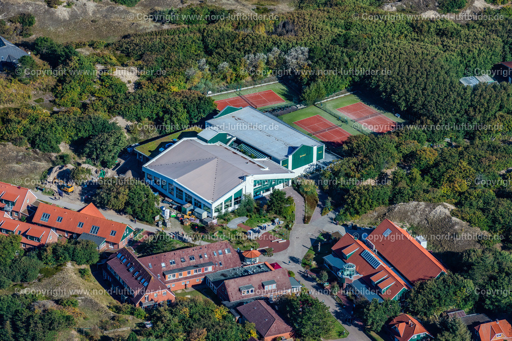 Spiekeroog_Dünen_Spa_ELS_5297091022 | SPIEKEROOG 09.10.2022 Gesundheitszentrum " Dünen Spa " in Spiekeroog im Bundesland Niedersachsen, Deutschland. // Health center " Duenen Spa " in Spiekeroog in the state Lower Saxony, Germany. Foto: Martin Elsen