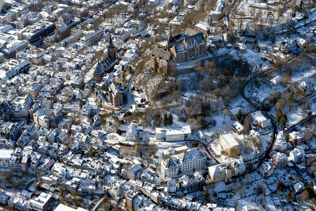 4043523 | MARBURG 13.02.2021 Winterlich schneebedeckte Stadtansicht vom Innenstadtbereich in Marburg im Bundesland Hessen, Deutschland. // Wintry snowy city view of the city area of in Marburg in the state Hesse, Germany. Foto: Gerhard Launer
