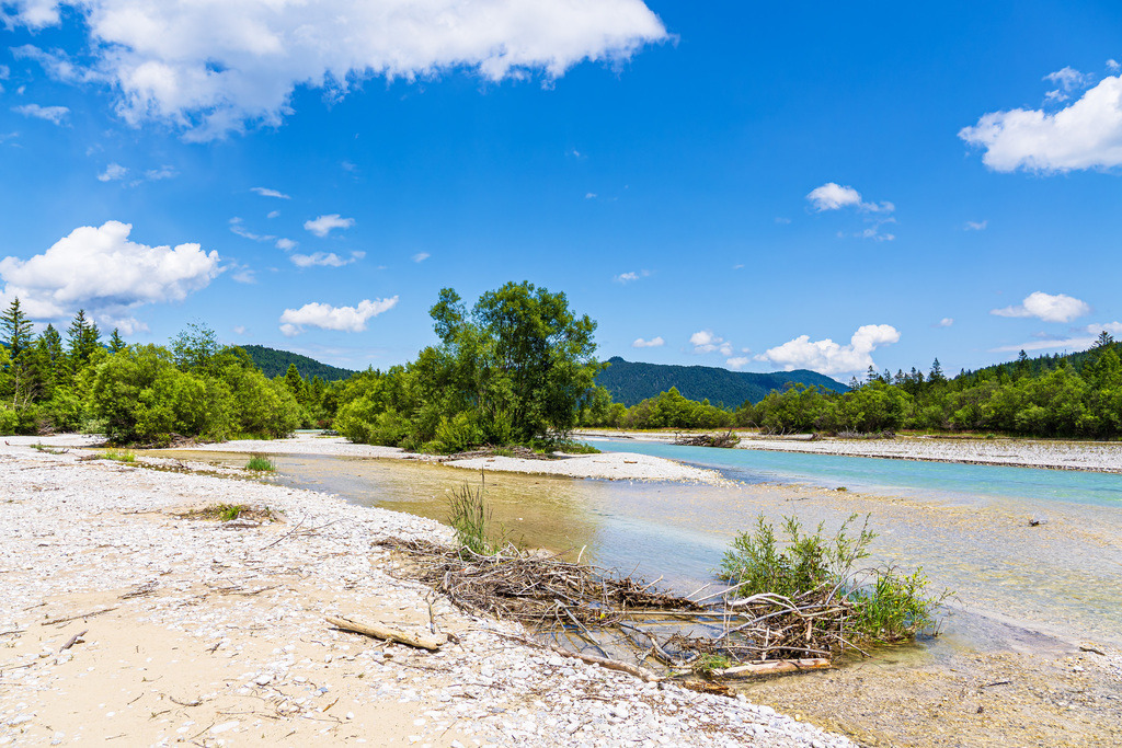 Landschaft am Fluss Isar bei Krün in Bayern | Landschaft am Fluss Isar bei Krün in Bayern.