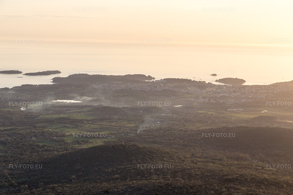 Vue aérienne: Vue de la ville à Rovinj dans le département Gespanschaft Istrien, Croatie. Photo: IMG_106152.jpg prise le 13/04/2018 par Werner Riehm/FLY-FOTO.eu – Résolution de l'original: 5472 x 3648 px