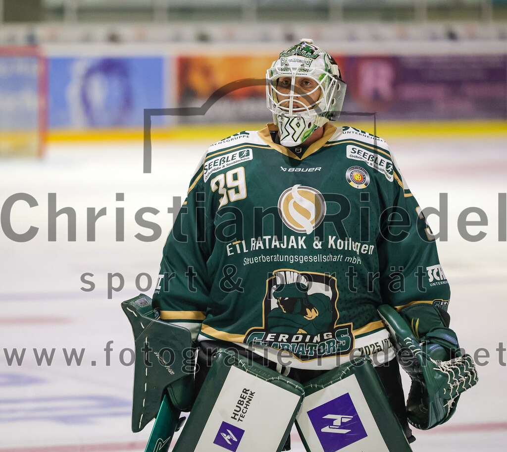 2025-08-22_054_TSV_Erding_gegen_EV_Fuessen | Erding, Deutschland, 22.08.2025:Eishockey, Oberliga Süd 2025 / 2026, Testspiel, TSV Erding gegen EV Füssen, Endergebnis: 1:4Torwart Leon Meder (Erding Gladiators, #39)Foto: Christian Riedel / fotografie-riedel.net