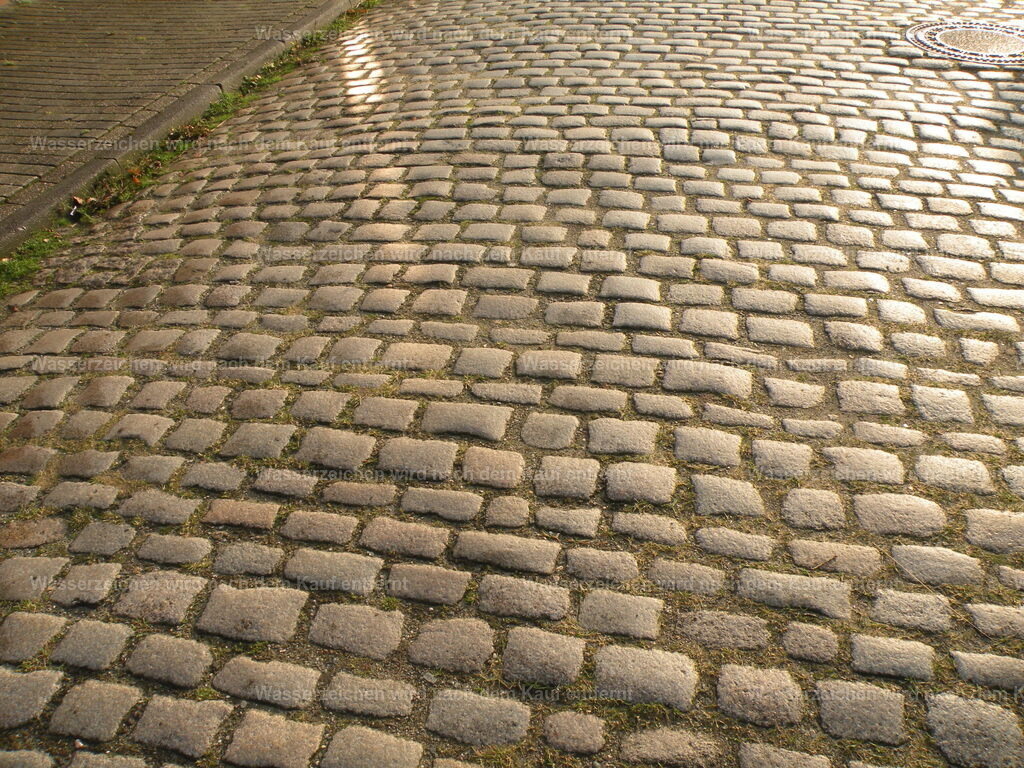 Kopfsteinpflaster | Sauber und altes verlegtes Kopfsteinpflaster mit Reflexion - Realisiert mit Pictrs.com