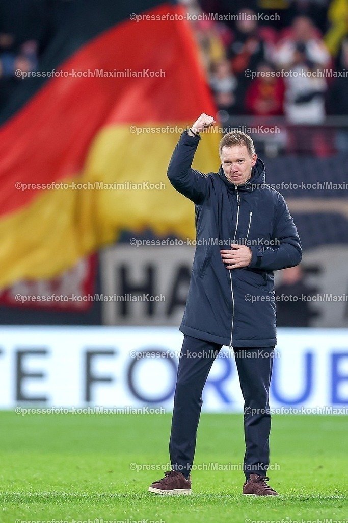 DFB17112501181 | 17.11.2025, Fußball, Länderspiel, WM-Qualifikation Europa, Deutschland - Slowakei, Red Bull Arena (Leipzig), 10. Spieltag, Saison 2025 2026: Abschlussjubel nach dem 6:0 SIeg - Nationaltrainer Julian Nagelsmann (GER #hc) steht gestikulierend jubelnd auf dem Platz und streckt die Faust nach ObenRegulations prohibit any use of photographs as image sequences and or quasi-video.