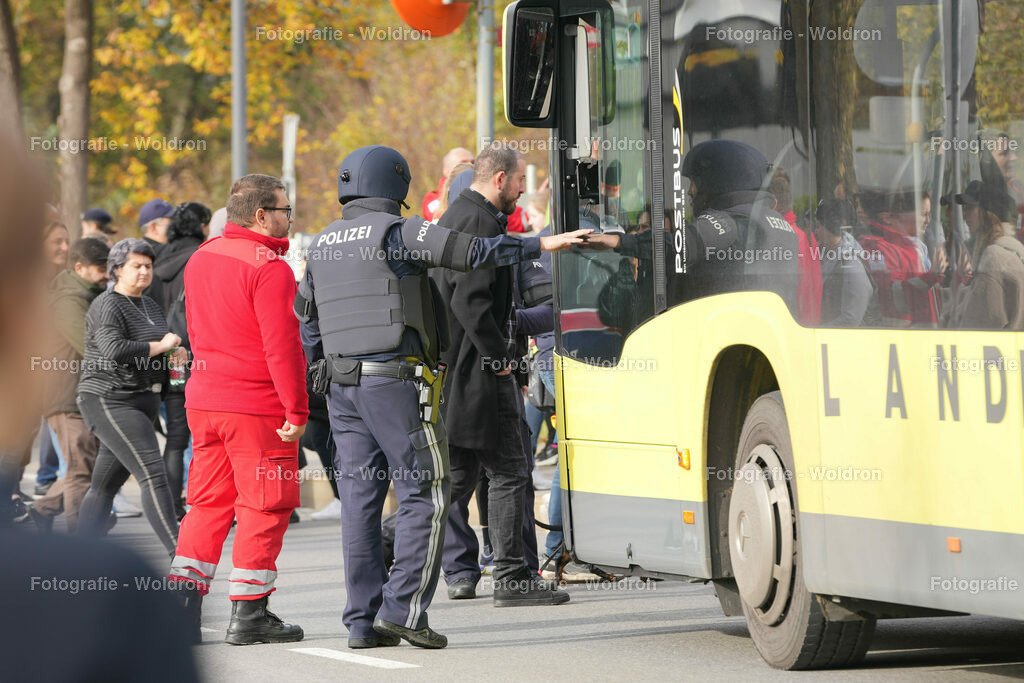 20221111 Amoklauf in Mittelschule Haselstauden | DORNBIRN, OESTERREICH - 11. NOVEMBER: Polizeieinsatz waehrend des Amoklaufs in der Mittelschule Haselstauden in Mittelschule Haselstauden on November 11, 2022 in Dornbirn, Austria.