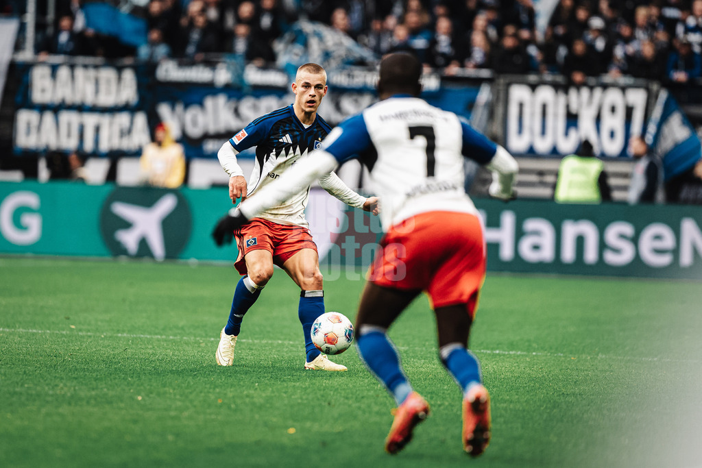 Fußball | Männer | Saison 2025/2026 | 1. Fußball-Bundesliga | 8. Spieltag | Hamburger SV vs. VfL Wolfsburg | 25.10.2025 | Miro Muheim (#28, HSV) mit einem Pass