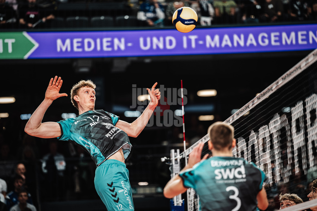 Volleyball | Herren | Saison 2025/2026 | 1. Volleyball Bundesliga Männer | DVV Pokal Halbfinale | SVG Lüneburg vs. SWD powervolleys Düren | 16.12.2025 | Siebe Korenblek (#12, SWD powervolleys Düren) beim Angriff