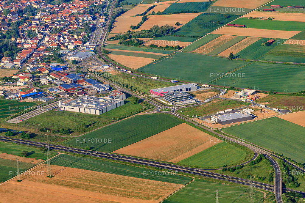 Industriegebiet Im Speyerer Tal | Luftbild: Industriegebiet Im Speyerer Tal in Rülzheim im Bundesland Rheinland-Pfalz in Deutschland. Foto: IMG_64933.jpg vom 18.05.2014 durch Werner Riehm/FLY-FOTO.de - Realisiert mit Pictrs.com