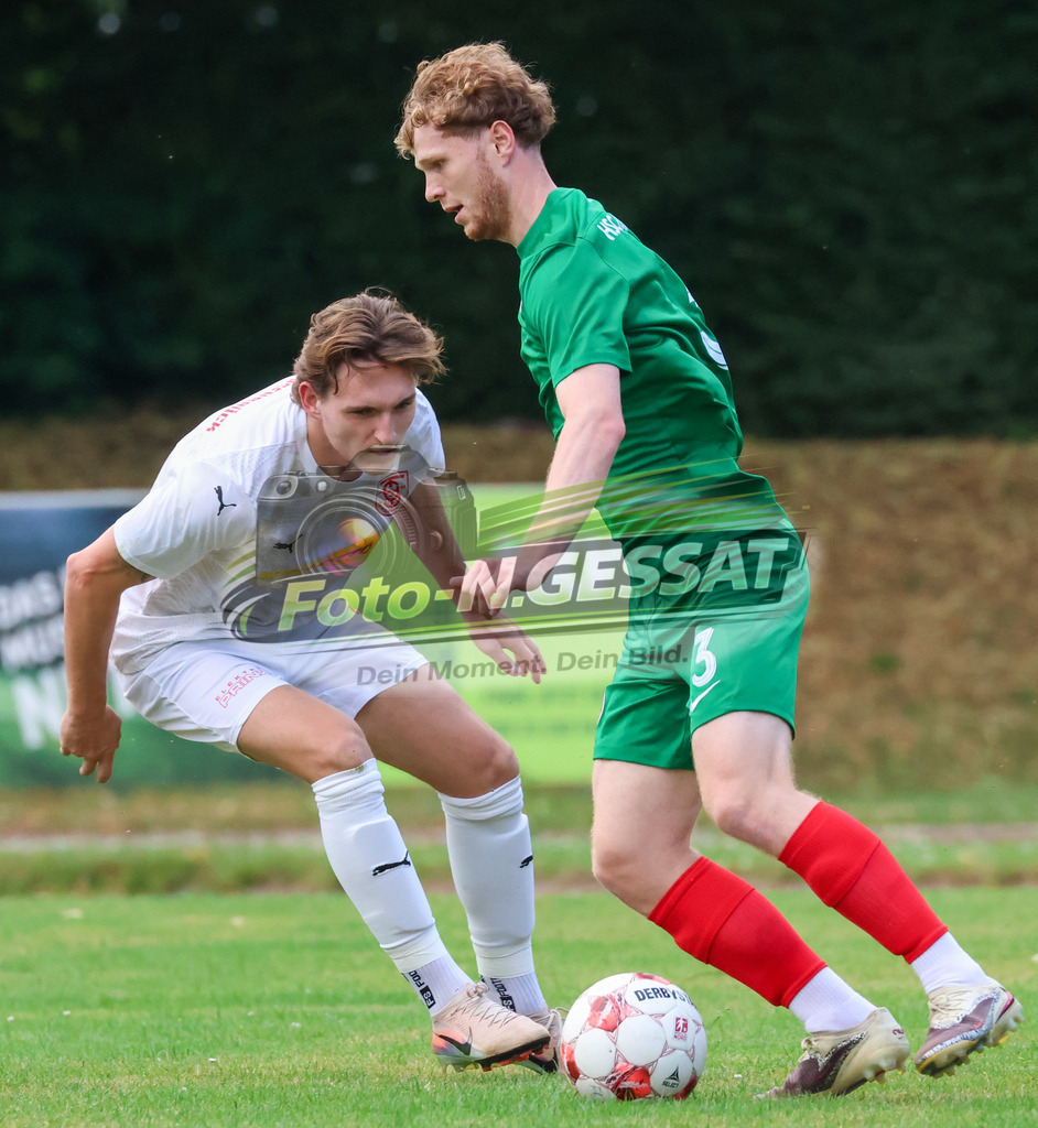 TuS Bersenbrück - HSC Hannover | Auf dem Bild zu sehen: weiß TuS Bersenbrück: Maik Emmrich ; grün HSC Hannover: Paul Wegner  TuS Bersenbrück, HSC Hannover, Saison 25/26, Testspiel, Bünde, Deutschland - Realisiert mit Pictrs.com