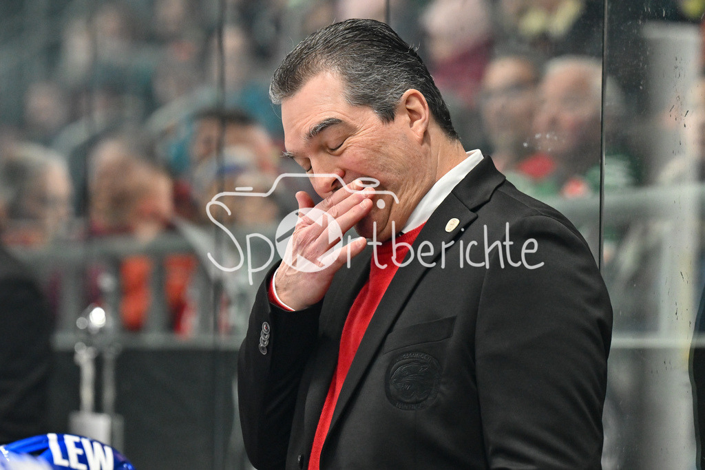 Augsburger Panther - Löwen Frankfurt  | Im Bild Larry MITCHELL Headcoach Augsburger Panther / Freisteller / Einzelfoto / DEL: Augsburger Panther - Loewen Frankfurt, Curt Frenzel Stadion am 12.01.2025