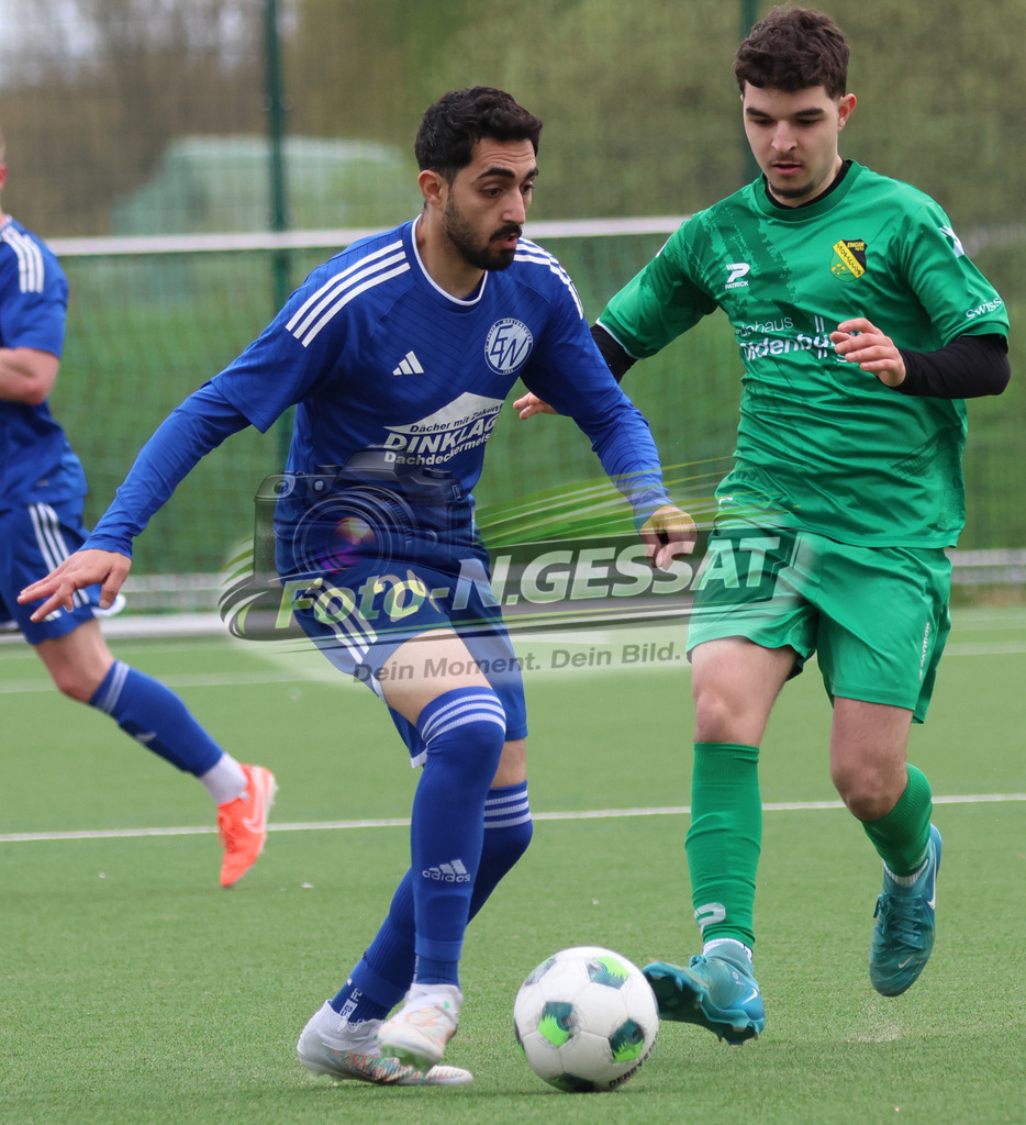 SC Enger - SV Enger-Westerenger | Auf dem Bild zu sehen: grün SC Enger: Emre Karak ; blau SV Enger-Westerenger: Ali AlaliSC Enger, SV Enger-Westerenger, Saison 25/26, Kreisliga A, Enger, Deutschland - Realisiert mit Pictrs.com
