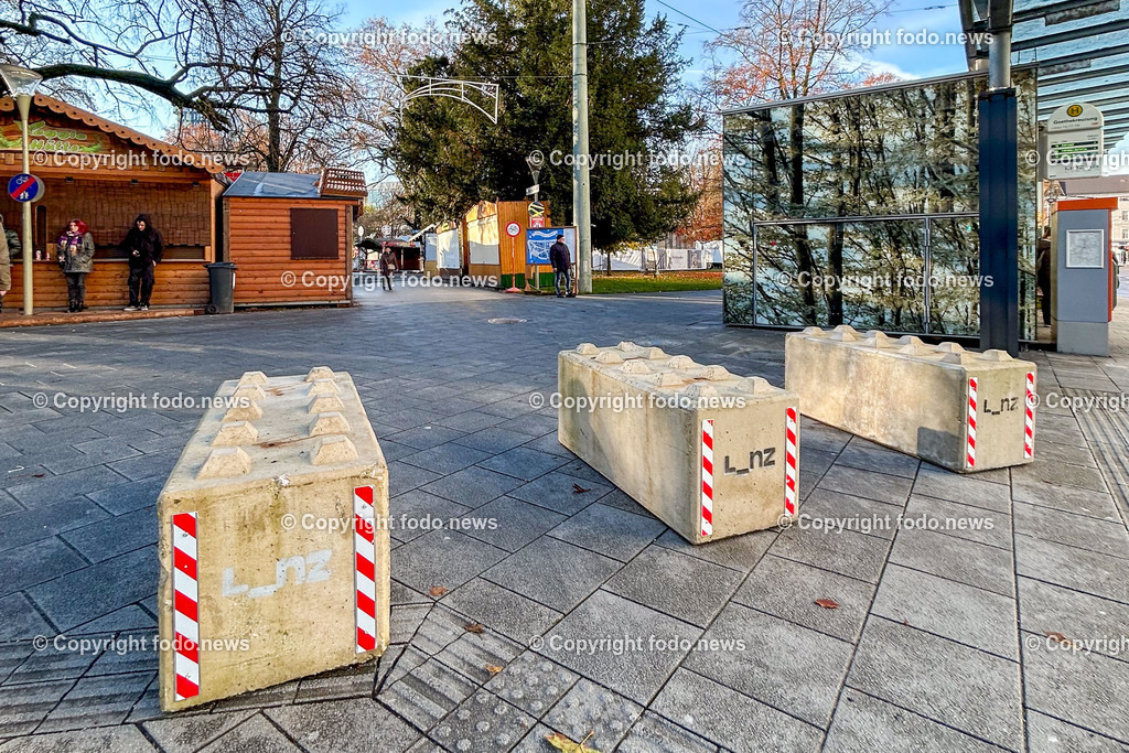 Linz_ Weihnachtsmarkt_ Terrorschutz_ 18.11.2025-13 | 18.11.2025, LINZ, AUT, Weihnachtsmarkt, im Bild Themenbild, Betonbarrieren, Betonblock, Terrorschutz, Volksgarten, Stadt, L_nz, Sicherheit, Fußgaengerzone, Weihnachtsmarkt, Huetten, Winter, Bauume ohne Laub, Absperrung, Verkehrsschutz, oeffentlicher Platz, Menschen, urban, Feature, Symbolbild