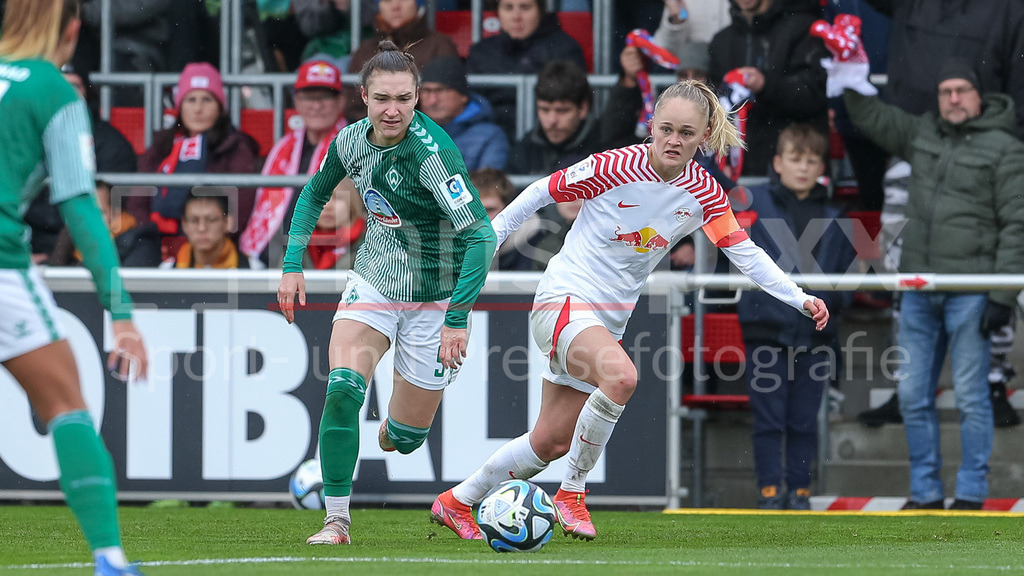 Fussball, Google Pixel Frauen-Bundesliga, RB Leipzig - SV Werder Bremen | v.li.: Sophie Weidauer (SV Werder Bremen, 9) und Victoria Krug (RB Leipzig, 20) im Zweikampf, Duell, Dynamik, Aktion, Action, Spielszene, DIE DFB-RICHTLINIEN UNTERSAGEN JEGLICHE NUTZUNG VON FOTOS ALS SEQUENZBILDER UND/ODER VIDEOÄHNLICHE FOTOSTRECKEN. DFB REGULATIONS PROHIBIT ANY USE OF PHOTOGRAPHS AS IMAGE SEQUENCES AND/OR QUASI-VIDEO.