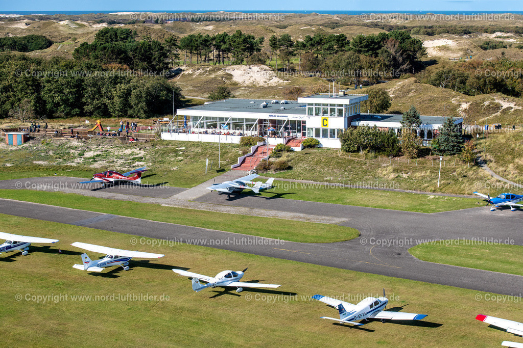 Norderney_Flugplatz_ELS_5900091022 | NORDERNEY 09.10.2022 Start- und Landebahn mit Rollfeldgelände vom Flugplatz  Norderney mit Dünenfläche auf der Insel Norderney im Bundesland Niedersachsen. // Runway with tarmac terrain of airfield with dune landscape on Norderney island in the state Lower Saxony. Foto: Martin Elsen