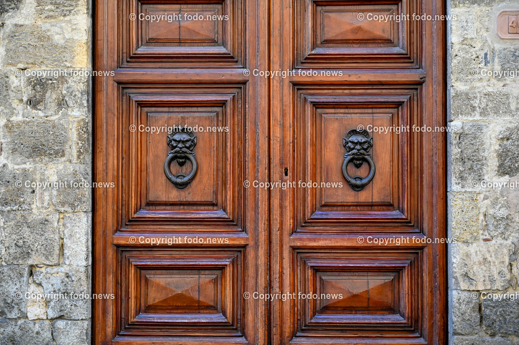 Italien_ Toskana_ San Gimignano_ 31.05.2024-109 | 31.05.2024, Italien, ITA, Toskana, San Gimignano im Bild Stadtansichten Gebäude, Architektur, Touristen, Historisch, Souvenir, Ansichten der berühmten Stadt San Gimignano in der Toskana-Italien - View of the famous town San Gimignano in Tuscany-ItalySan Gimignano ist eine italienische Kleinstadt in der Toskana mit einem mittelalterlichen Stadtkern. San Gimignano wird auch die Stadt der Türme genannt. Die Stadt liegt in der Provinz Siena. Sie gehört neben Florenz, Siena und Pisa zu den von Touristen meist besuchten Zielen in der Toskana.
