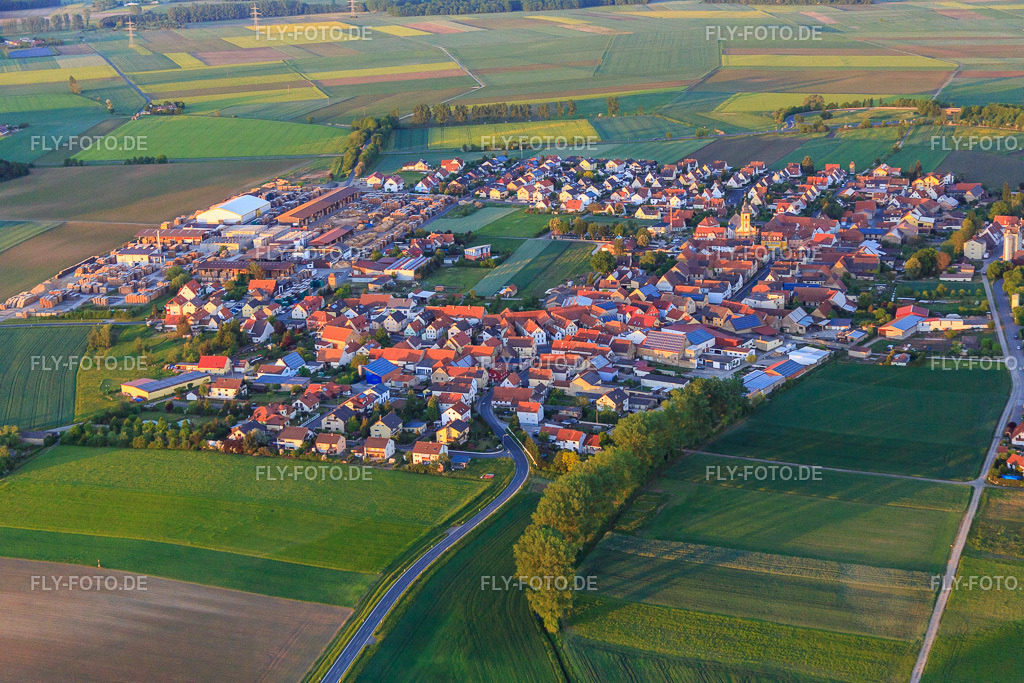 Dorfansicht aus Westen | Luftbild: Dorfansicht aus Westen im Ortsteil Unterspiesheim in Kolitzheim im Bundesland Bayern in Deutschland. Foto: IMG_079198.jpg vom 15.05.2015 durch Werner Riehm/FLY-FOTO.de - Realisiert mit Pictrs.com