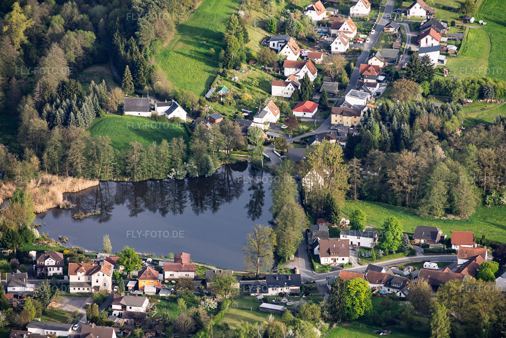 Luftbild: Dorfansicht mit herzförmigem Mühlteich aus Norden im Ortsteil Schierschnitz in Föritztal im Bundesland Thüringen in Deutschland. – Foto: IMG_155913.jpg vom 02.05.2026 durch Werner Riehm/FLY-FOTO.de – Auflösung des Originals: 6000 x 4000 px