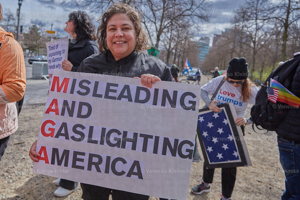 Hands Off: Democrats abroad für die Demokratie in den USA, 05.04.2025 | "Hands Off": Democrats Abroad rally in front of the embassy of the USA in Berlin, Germany, against funding cuts, queermisia and facism. - Realisiert mit Pictrs.com