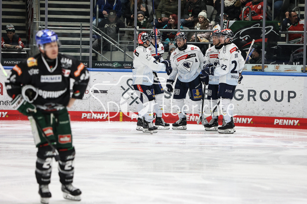 Augsburger Panther - ERC Ingolstadt | Jubel der Gaeste nach dem Auslgeich zum 1-1 durch Philipp KRAUSS (ERC #8) / Tor / Treffer / Torjubel / Torschuetze