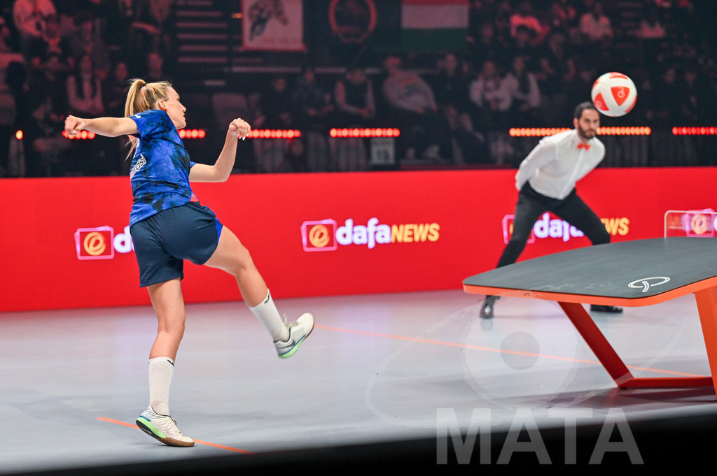 _DWI5683 | Carolyn Greco (USA) beim Frauen- Single Ungarn vs. USA bei der Teqball Weltmeisterschaft 2022 in der Kia Metropole Arena. Nürnberg, 27.11.2022 - Realisiert mit Pictrs.com