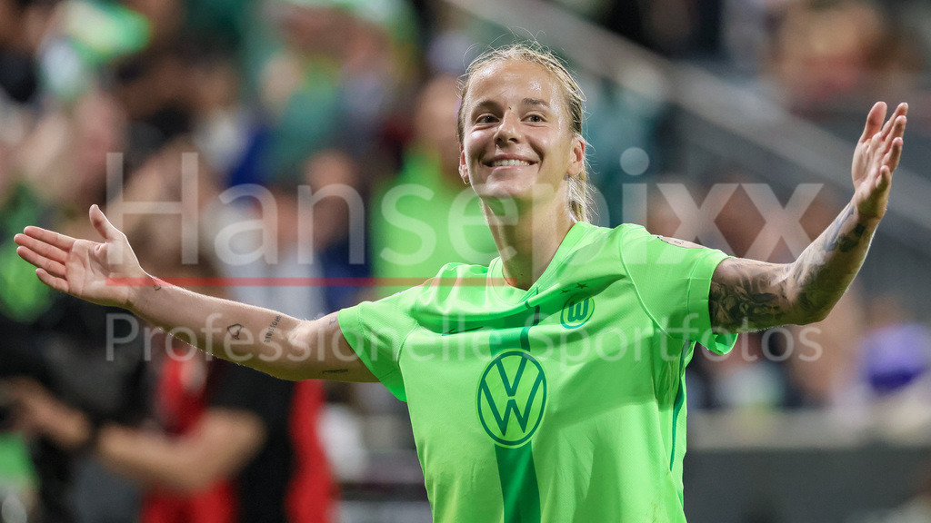 Fussball, Google Pixel Frauen-Bundesliga, VfL Wolfsburg - 1. FC Köln | v.li.: Torschützin Lynn Wilms (VfL Wolfsburg, 2) mit Torjubel, Jubel, jubeln, jubelt, optimistisch, Spielszene, Highlight, Freude über das Tor zum 4:1, Portrait, Nahaufnahme, Einzelfoto, Einzelbild, DIE DFB-RICHTLINIEN UNTERSAGEN JEGLICHE NUTZUNG VON FOTOS ALS SEQUENZBILDER UND/ODER VIDEOÄHNLICHE FOTOSTRECKEN. DFB REGULATIONS PROHIBIT ANY USE OF PHOTOGRAPHS AS IMAGE SEQUENCES AND/OR QUASI-VIDEO.