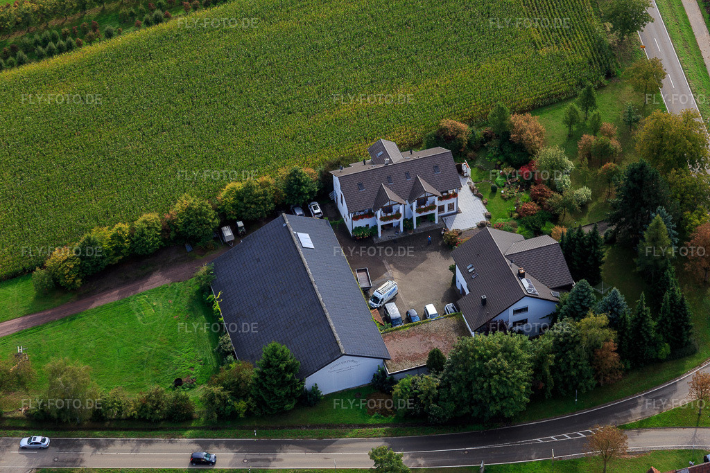 Luftbild: VOLKER KUHN Weingut & Gästehaus am Fürstweg im Ortsteil Heuchelheim in Heuchelheim-Klingen im Bundesland Rheinland-Pfalz in Deutschland. Foto: IMG_072690.jpg vom 19.09.2014 durch Werner Riehm/FLY-FOTO.deAuflösung des Originals: 5472 x 3648 pxWeingut am Fürstweg - Winzermeister Volker Kuhn