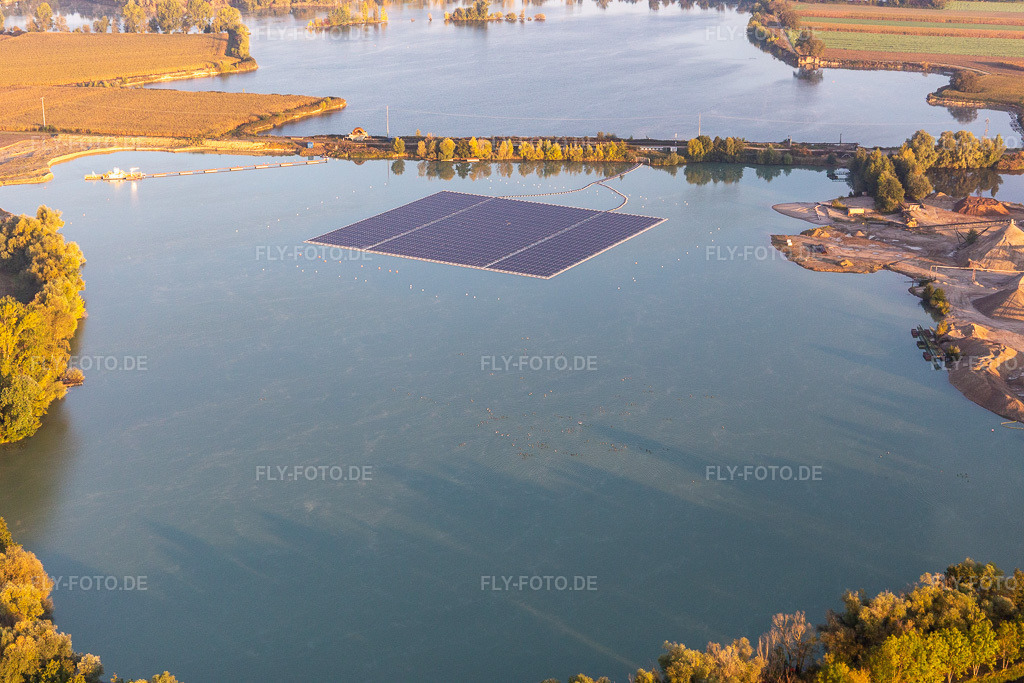 Luftbild: schwimmende Photovoltaik-Insel auf Kiesweier in Leimersheim im Bundesland Rheinland-Pfalz in Deutschland. Foto: IMG_129757.jpg vom 10.10.2021 durch Werner Riehm/FLY-FOTO.de