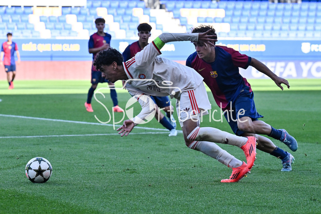 FC Barcelona U19 - FC Bayern München U19 | im Duell Jan VIRGILI (FC Barcelona U19 #7) und Adam AZNOU (FCB #3) / Zweikampf / UEFA Youth League: FC Barcelona U19 - FC Bayern München U19, Estadi Johan Cruyff am am 23.10.2024