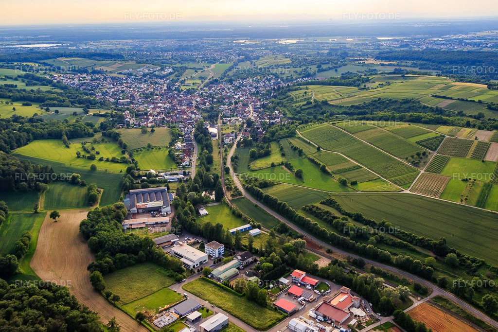 Luftbild: Dorfansicht am Katzbach von Osten im Ortsteil Zeutern in Ubstadt-Weiher im Bundesland Baden-Württemberg in Deutschland. Foto: IMG_089354.jpg vom 10.06.2016 durch Werner Riehm/FLY-FOTO.de