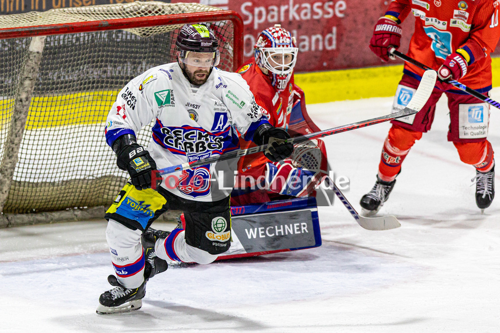 EC Peiting vs Deggendorfer SC | Eishockey Oberliga Süd 2023/2024, EC Peiting vs Deggendorfer SC, 20231230,
Curtis LEINWEBER (DSC 11) vor dem Tor von Konrad FIEDLER (ECP Goali 30),
2023-12-30 in Peiting (Eisstadion)
11 Curtis LEINWEBER (DSC 11), 30 Konrad FIEDLER (ECP Goali 30)
Copyright: WolfgangxLindner foto-lindner.de