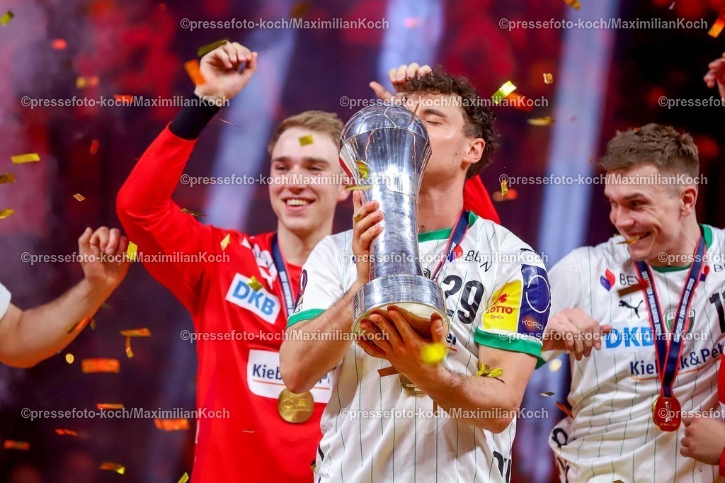 xSSCx19042602087 | 19.04.2026, xsscx, Handball, DHB-Pokal Lidl Final4, Finale, Füchse Berlin - Bergischer HC, Saison 2025 / 2026 Herren, Lanxess Arena, Köln: Die Mannschaft der Füchse Berlin feiert den Sieg im DHB-Pokal, Lukas Herburger (Füchse Berlin #29)  Photo: xSandraxScherningxPressefotoKochx