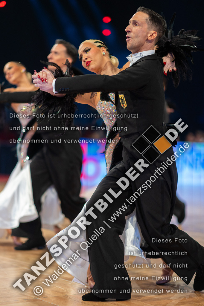 20251206-04814 | Hier finden Sie Tanz Bilder vom Latein und Standard Formationen tanzen. Sportbilder vom Tanzsport. Schöne Fotos und von Weltmeisterschaft, Europameisterschaft, Bundesliga, Regionalliga, Oberliga und Landesliga sowie von GOC Stuttgart, DanceComp, WM Bremen