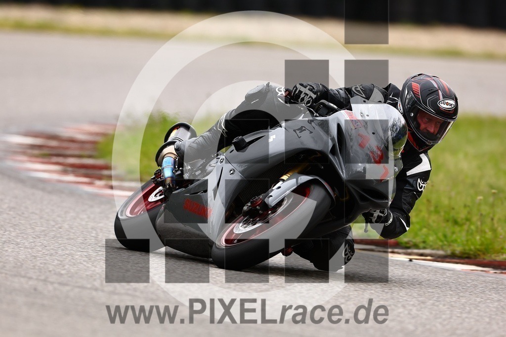 0131-20240428_00823 | Schöne Erinnerungen an spannende Momente - das festzuhalten ist unser Job. PIXELrace.de ist seit 2003 auf den Rennstrecken Europas unterwegs um die Action draußen beim Fahren und die wunderbare Stimmung imm Fahrerlager für euch einzufangen.