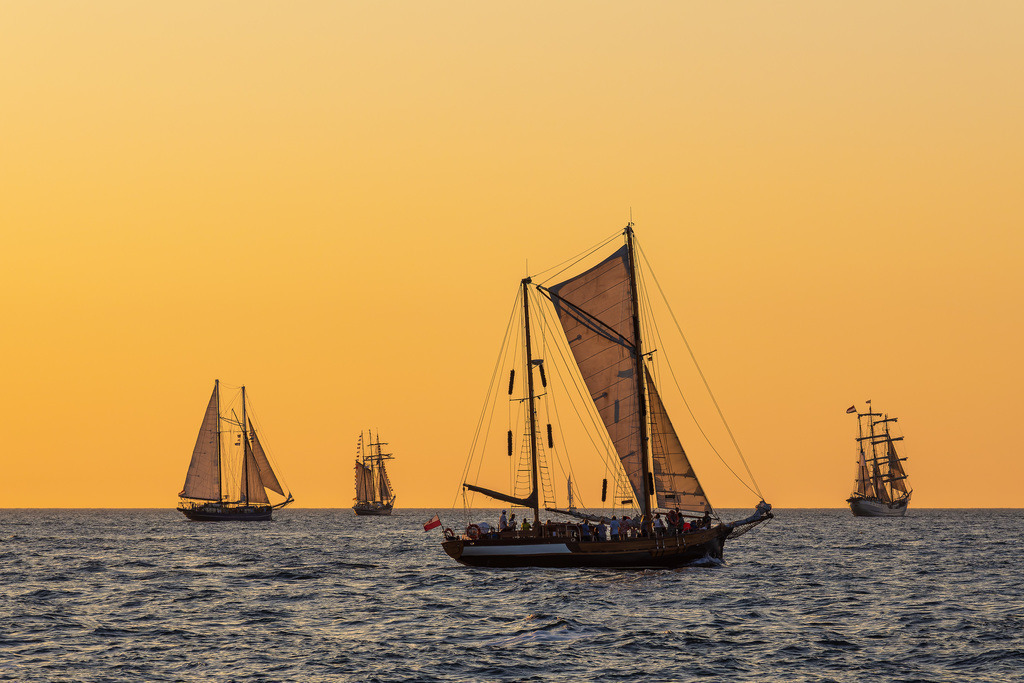 Segelschiffe im Sonnenuntergang auf der Hanse Sail in Rostock | Segelschiffe im Sonnenuntergang auf der Hanse Sail in Rostock.
